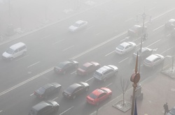 Столицю обволікає туман