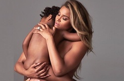 Беременная певица Сиара устроила обнаженную фотосессию с сыном и мужем