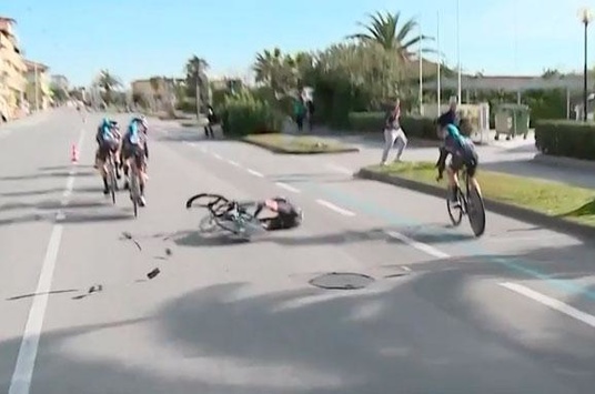 Під час змагань у велогонщика на ходу розпався велосипед