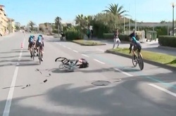 Під час змагань у велогонщика на ходу розпався велосипед