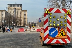 У центрі Києва триває облаштування пішохідного переходу