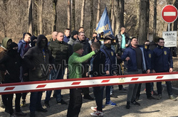 Біля могили Тараса Шевченка напали на соратників Медведчука