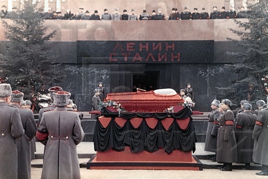 В мережі вперше опубліковано неофіційне відео з похорону Сталіна