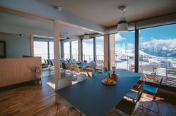 У Грузії з вантажних контейнерів збудували готель-піраміду