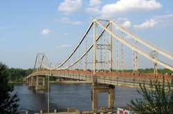 Киянин допоміг рятувальникам зняти чоловіка з пішохідного мосту