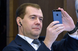 Медведєв відреагував на розслідування Навального – заблокував його в Instagram