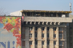 Надбудову на Будинку профспілок демонтували попри те, що будівля не перебуває на балансі міста