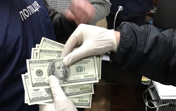 Військового лікаря спіймали на хабарі 900 доларів США (фото)