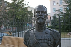 Окупований Крим: без води, але з бюстом царя, який мироточить