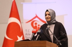 Турецький міністр Кайя, яку вислали з Нідерландів, повертається до Стамбула