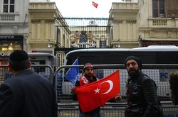 Протести в Стамбулі: учасники мітингу зірвали прапор Нідерландів з будівлі консульства