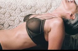 57-летняя модель снялась в роскошной рекламе нижнего белья