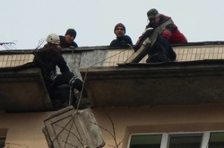 У Святошинському районі рятувальники зняли з даху будинку небезпечну плиту (фото)