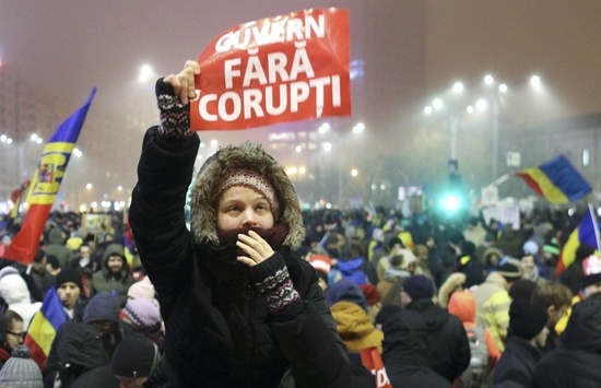 Парламент Румунії пікетують близько трьох тисяч людей