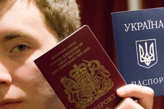 Порошенко пропонує відбирати український паспорт у чиновників з подвійним громадянством