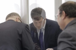 У суді Насірову не дозволили вийти з «акваріума»