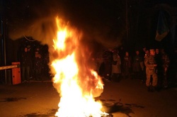 У Вінниці влаштували пікет на підтримку «блокади Донбасу»: під СБУ запалили шини