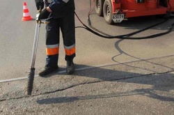 Комунальники показали, як вміло закладають тріщини в асфальті (фото)