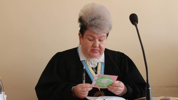 Суддя з Рівненщини із незвичним макіяжем прокоментувала висміювання у мережі