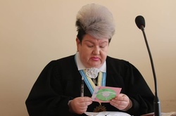 Суддя з Рівненщини із незвичним макіяжем прокоментувала висміювання у мережі