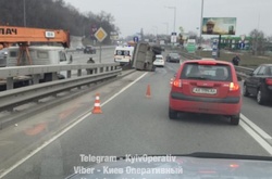 На Дарницькому мосту перекинулася вантажівка