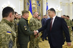 Порошенко нагородив українських добровольців орденами і медалями