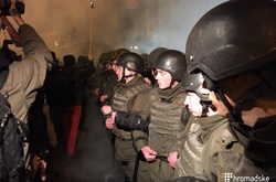 Активісти на Хрещатику почали громити відділення російського банку