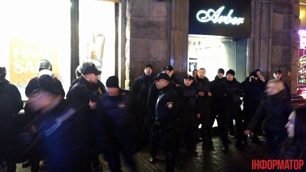 У центрі Києва під магазин Roshen стягнули значні сили Нацгвардії