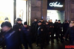 У центрі Києва під магазин Roshen стягнули значні сили Нацгвардії