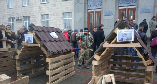 В Черкасах активісти під ОДА встановили будки для президента і силовиків