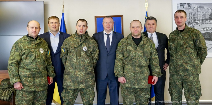 Аваков нагородив поліцейських, які побили Парасюка