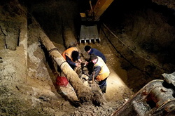 Комунальники ремонтують водогін на вулиці Борщагівській у Києві