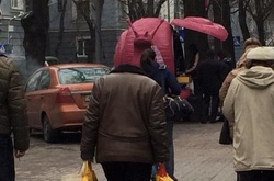 В центрі столиці кияни помітили «чоловіка без голови» (фото)