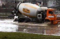 Черговий потоп стався на вулиці Борщагівській у Києві (відео)