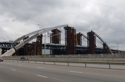 У Києві хлопець з дівчиною зірвалися з мосту