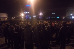 Блокада Донбасу: під Сумською обладміністрацією з ночі триває акція протесту