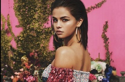Селена Гомес снялась в яркой фотосессии для Vogue US