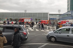 Стрілянина в паризькому аеропорту: нові подробиці (оновлено)