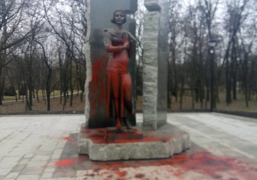Вночі невідомі облили червоною фарбою пам’ятник Олені Телізі