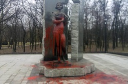 Вночі невідомі облили червоною фарбою пам’ятник Олені Телізі