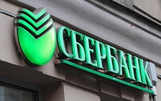 У Тернополі активісти замуровують центральний «Сбербанк»