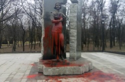Кияни відмили від фарби пам'ятник Олені Телізі