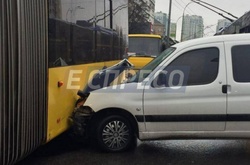 П'яна ДТП у Києві: водій протаранив маршрутку, BMW і тролейбус