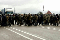 Копачі бурштину розблокували трасу на Рівненщині