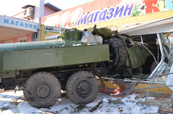 Страшна ДТП у Миколаєві: рятувальники вирізали тіло пасажира «Уралу» (відео)