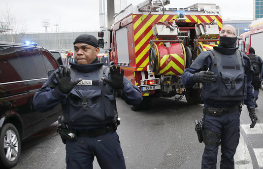 Аеропорт в Парижі відновив роботу після нападу