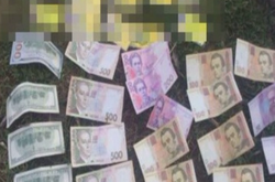 Двох поліцейських у Кривому Розі затримали на хабарі за видачу дозволу на травматику 