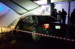 У Києві дівчина на «Ауді» на швидкості влетіла в кіоски з шаурмою
