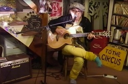 Уличный музыкант чувственно перепел песню O. Torvald