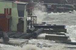 Стихія проти окупантів: шторм зніс труби Керченського мосту